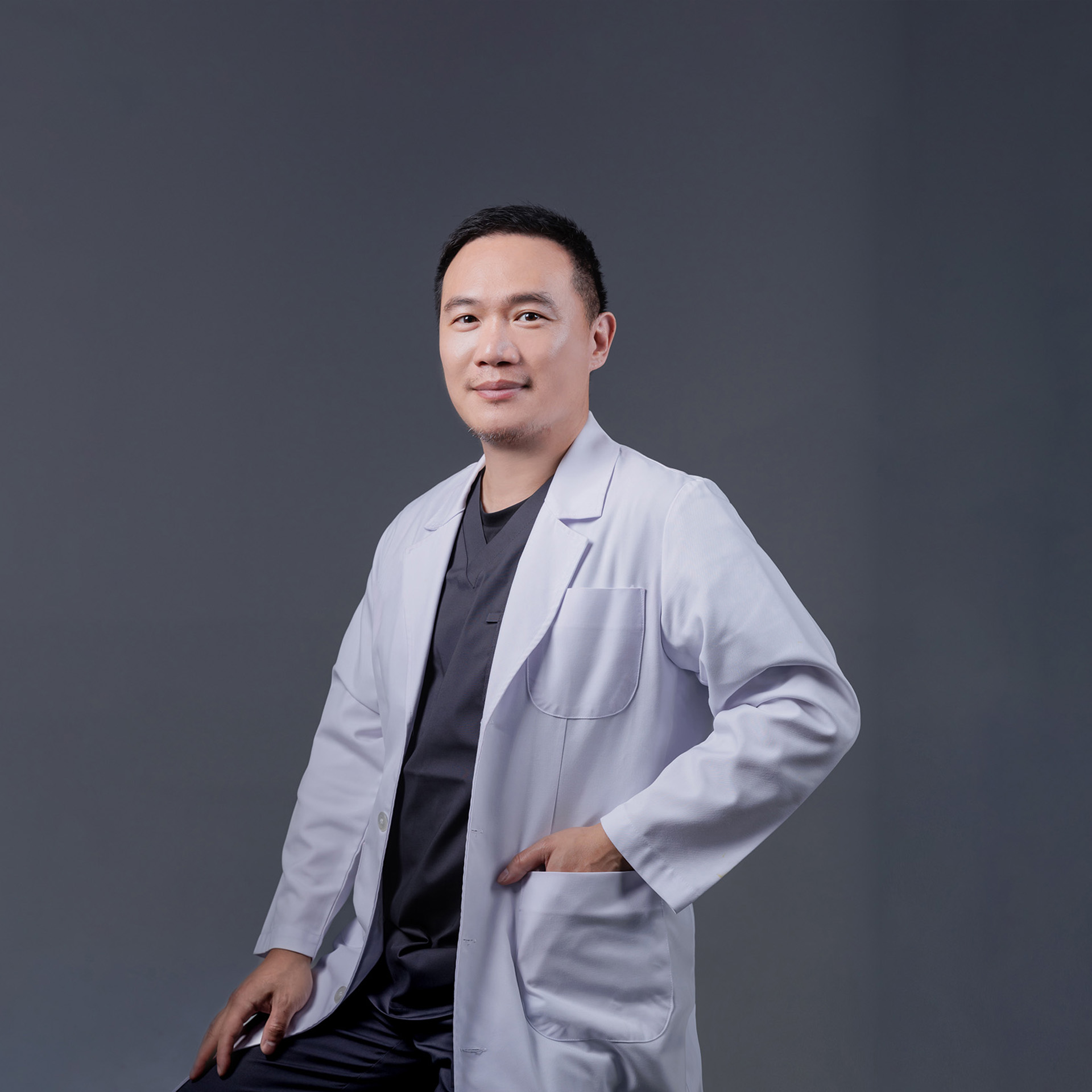 諾雅整形外科許修銨醫師