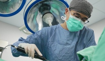 威塑抽脂-大腿抽脂過程 醫師圖片